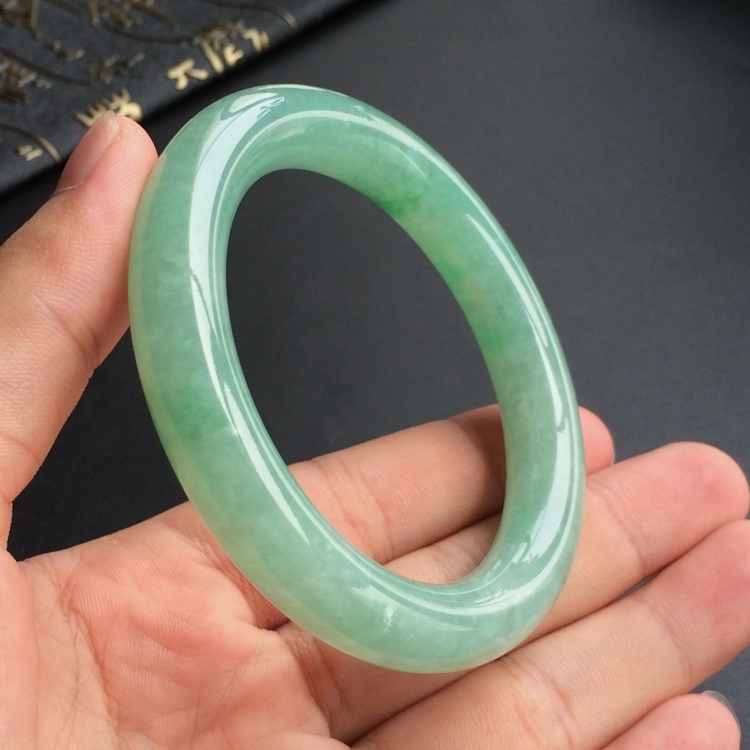 (超值推荐)糯冰种晴水略飘翠圆条手镯(55.3mm)
