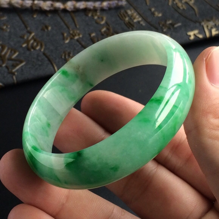 (超值推荐)糯冰种飘翠贵妃镯(54.4mm-48.6mm)