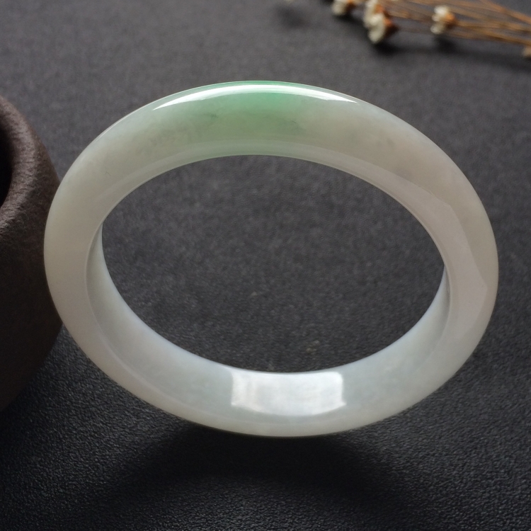 （超值推荐）糯冰种略飘翠手镯（55.5mm）