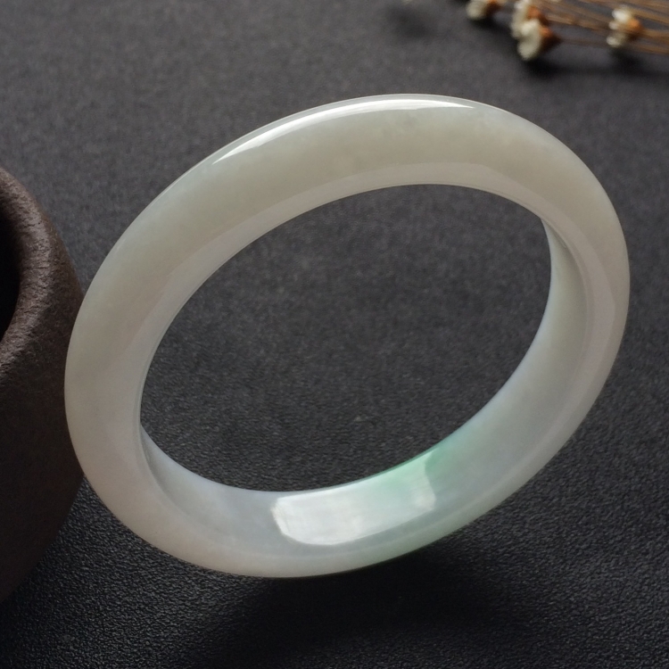 （超值推荐）糯冰种略飘翠手镯（55.5mm）