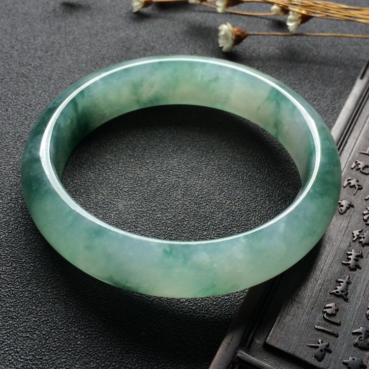 （超值推荐）糯冰种飘花手镯（58.7mm）
