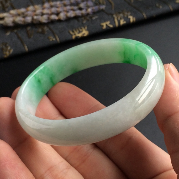 (超值推荐)糯冰种飘翠贵妃镯(56mm-48.5mm)