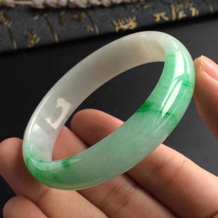 (超值推荐)糯冰种飘翠贵妃镯(56mm-48.5mm)