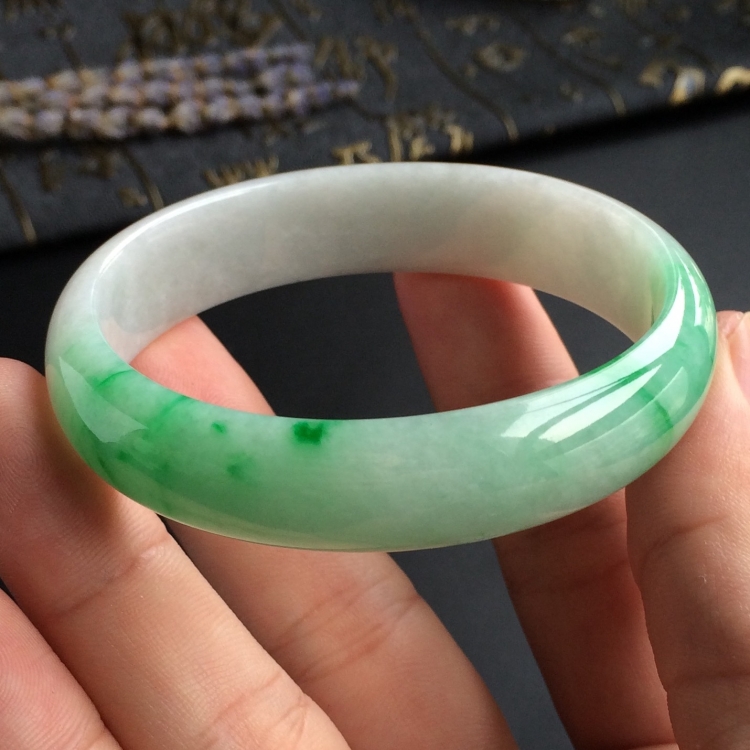 (超值推荐)糯冰种飘翠贵妃镯(56mm-48.5mm)
