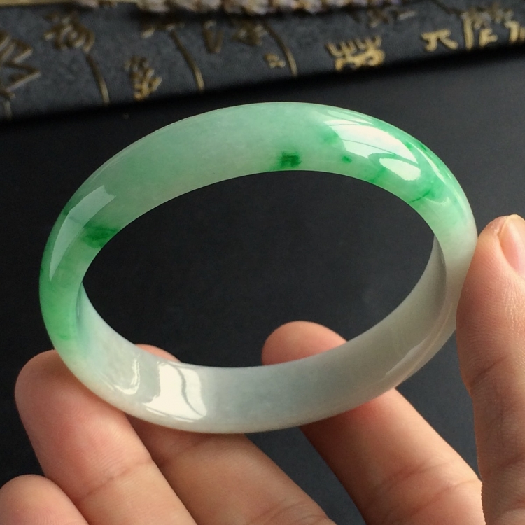 (超值推荐)糯冰种飘翠贵妃镯(56mm-48.5mm)