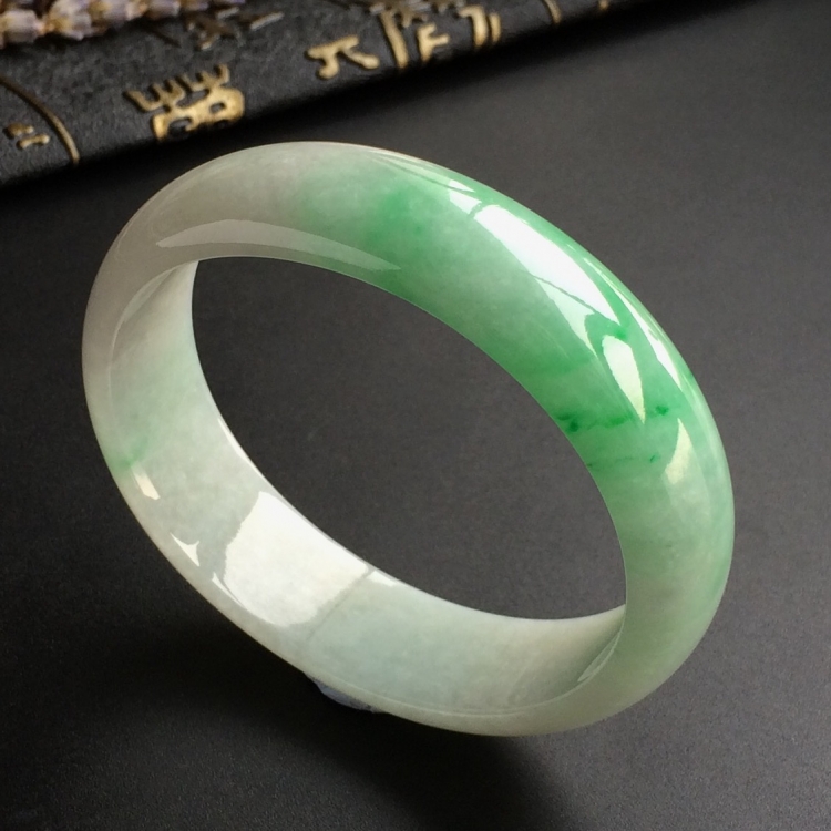 (超值推荐)糯冰种飘翠贵妃镯(53.7mm-48mm)