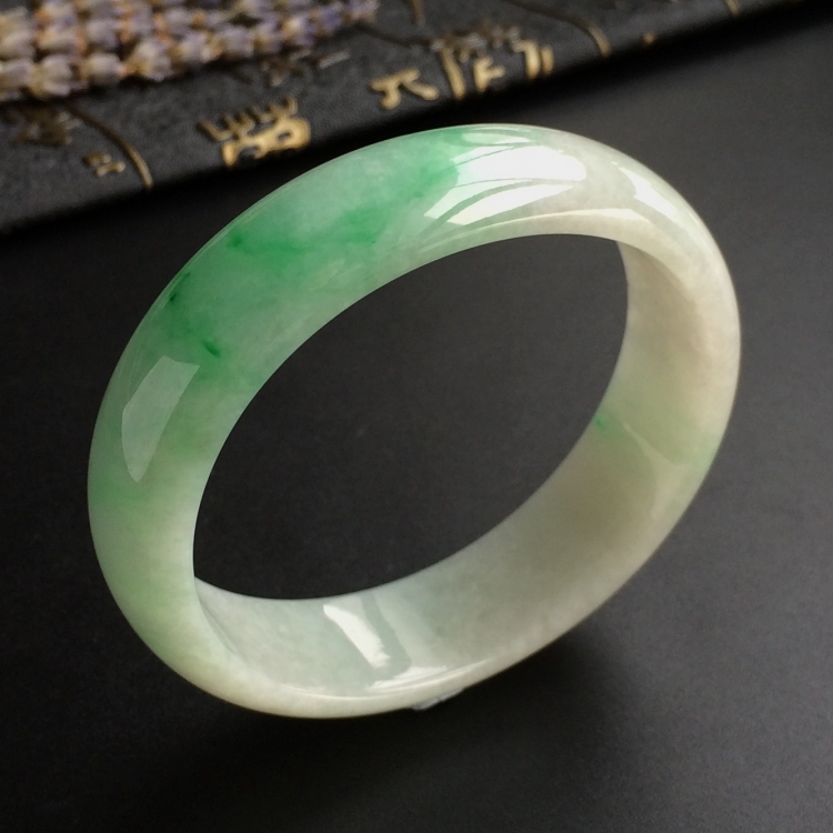 (超值推荐)糯冰种飘翠贵妃镯(53.7mm-48mm)