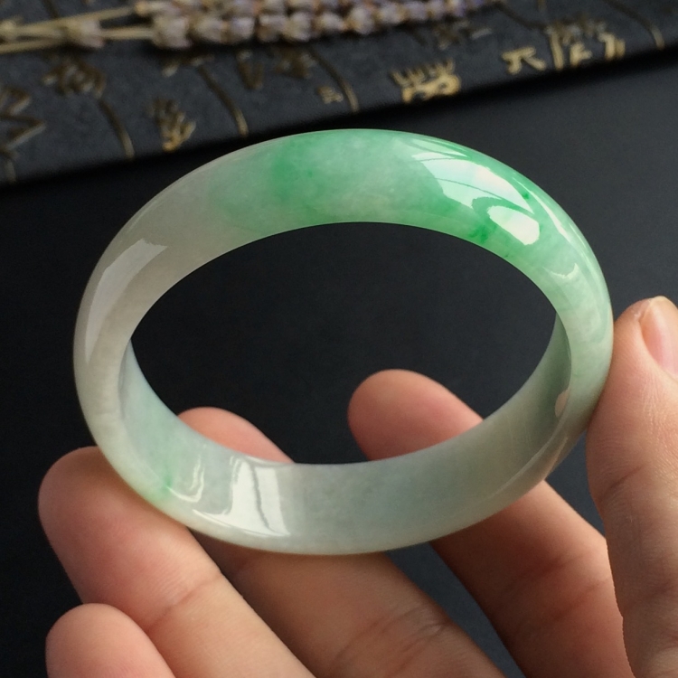 (超值推荐)糯冰种飘翠贵妃镯(53.7mm-48mm)