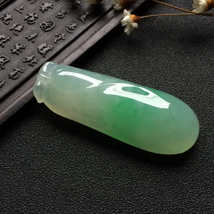 （超值推荐）糯冰种略飘翠福瓜挂件