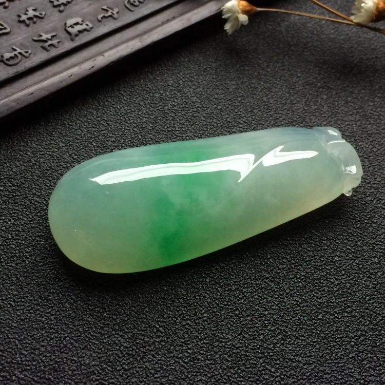 （超值推荐）糯冰种略飘翠福瓜挂件