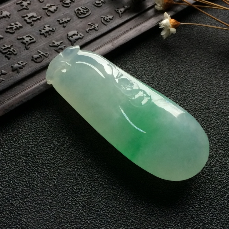 （超值推荐）糯冰种略飘翠福瓜挂件