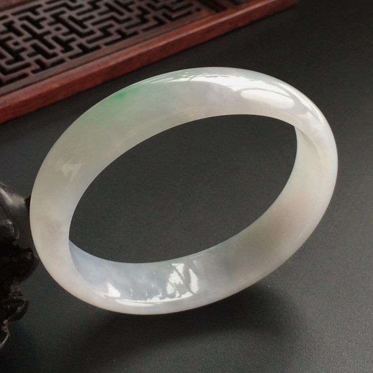 (超值推荐)糯冰种略飘翠贵妃镯(54.7mm-45.3mm)