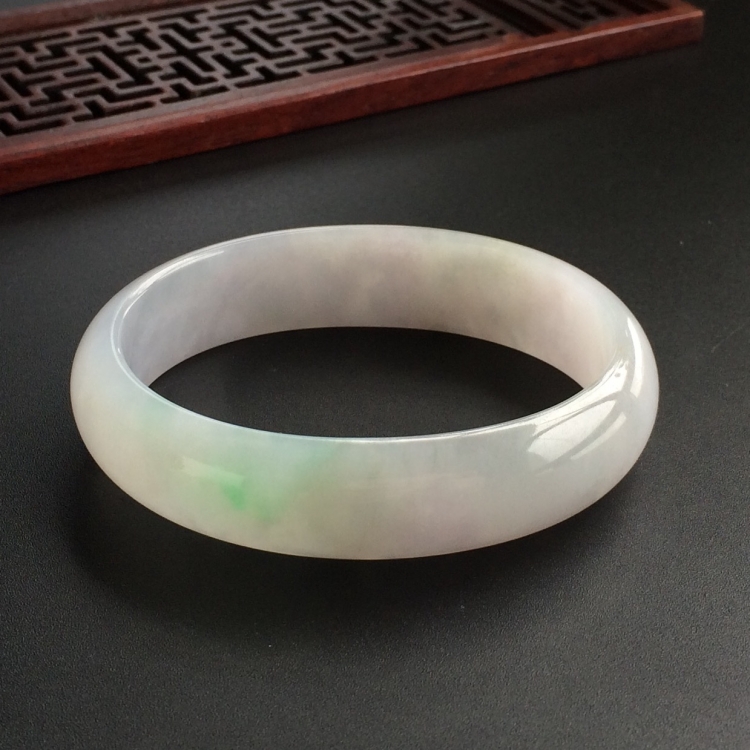 (超值推荐)糯冰种略飘翠贵妃镯(54.7mm-45.3mm)