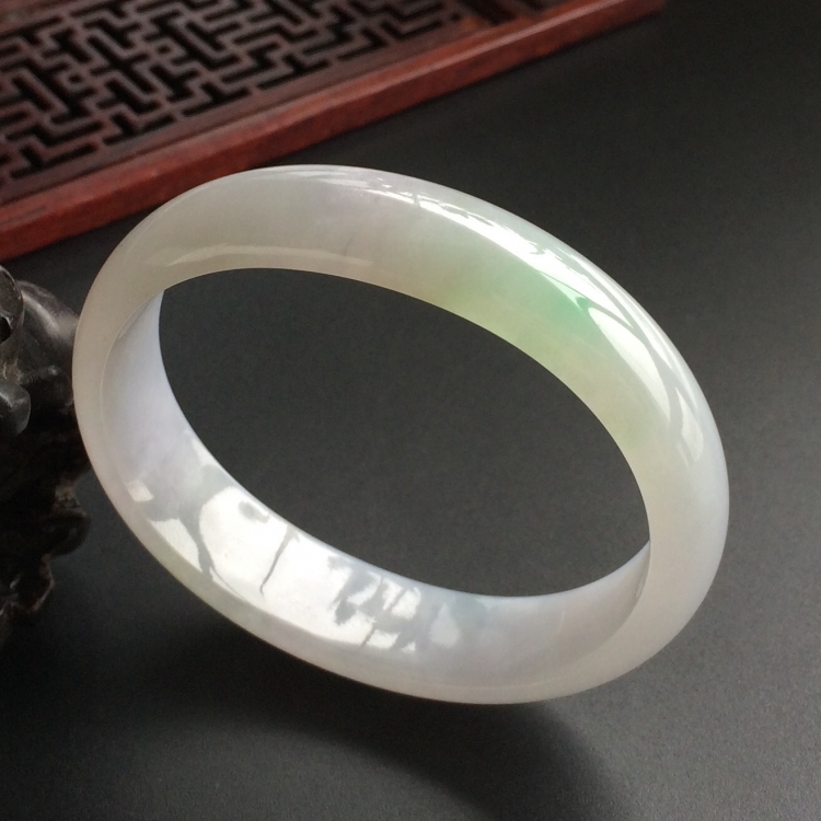 (超值推荐)糯冰种略飘翠贵妃镯(54.7mm-45.3mm)