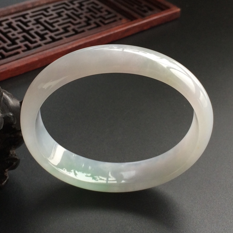 (超值推荐)糯冰种略飘翠贵妃镯(54.7mm-45.3mm)
