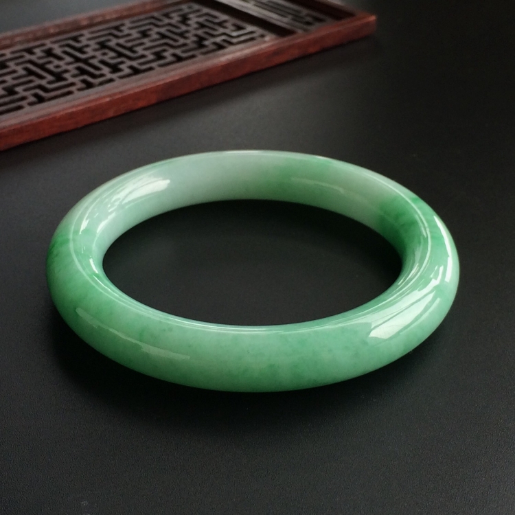 (超值推荐)糯冰种略飘翠圆条手镯(57.8mm)