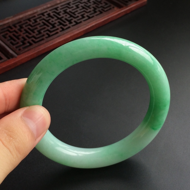 (超值推荐)糯冰种略飘翠圆条手镯(57.8mm)