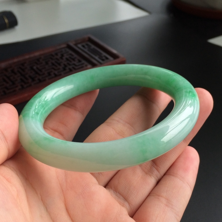 (超值推荐)糯冰种略飘翠圆条手镯(57.8mm)
