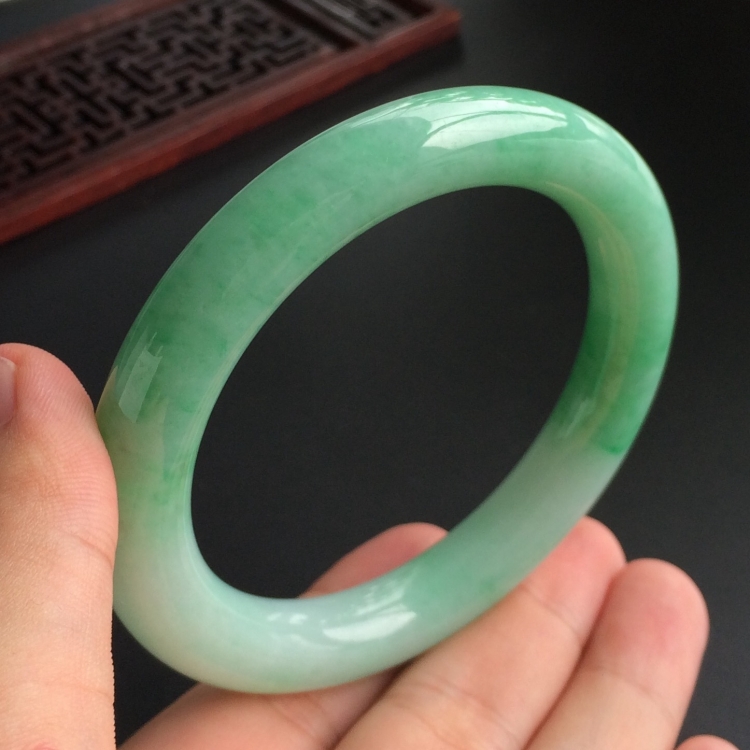 (超值推荐)糯冰种略飘翠圆条手镯(57.8mm)
