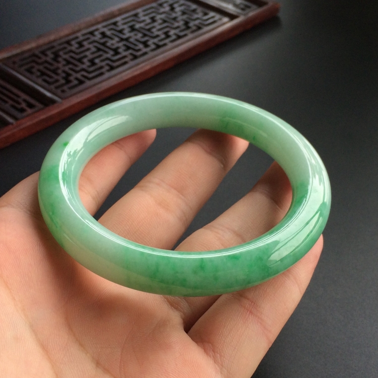 (超值推荐)糯冰种飘翠圆条手镯(57.8mm)