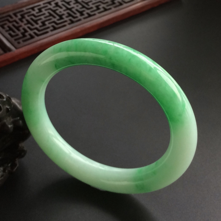 (超值推荐)糯冰种飘翠圆条手镯(57.8mm)