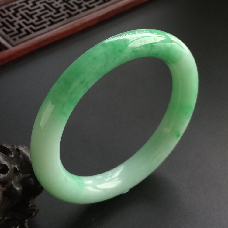 (超值推荐)糯冰种飘翠圆条手镯(57.8mm)
