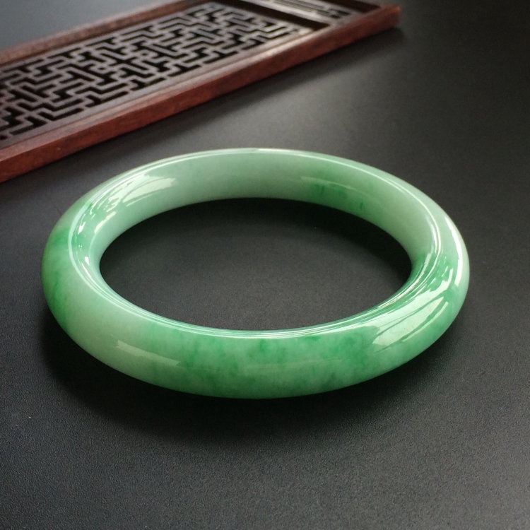 (超值推荐)糯冰种飘翠圆条手镯(57.8mm)