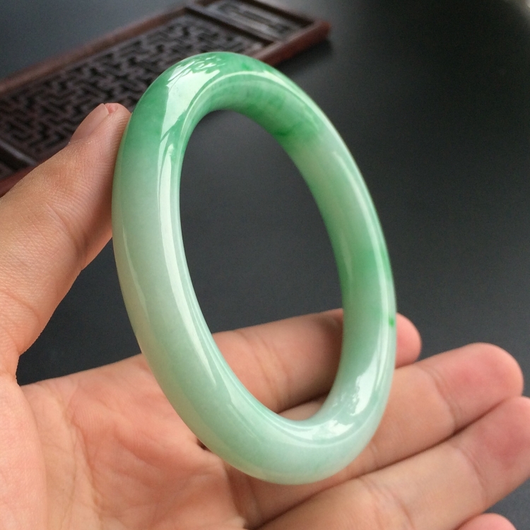 (超值推荐)糯冰种飘翠圆条手镯(57.8mm)