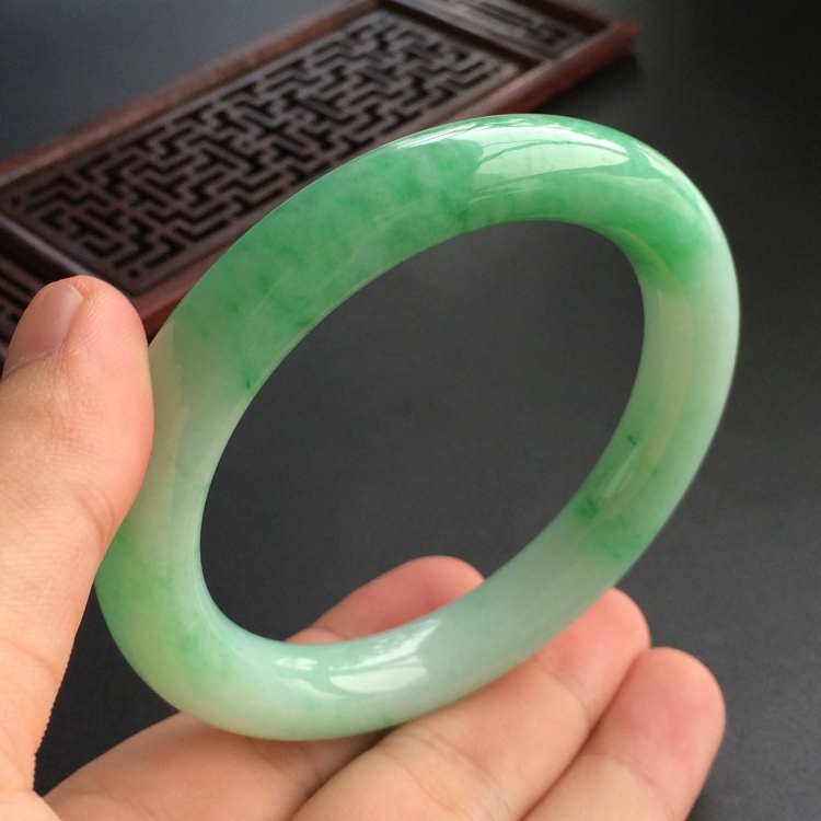 (超值推荐)糯冰种飘翠圆条手镯(57.8mm)