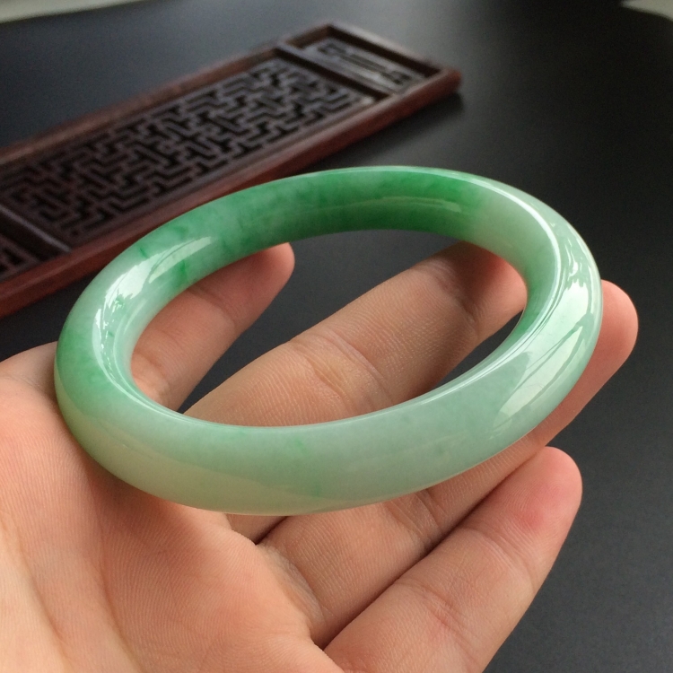 (超值推荐)糯冰种飘翠圆条手镯(57.8mm)