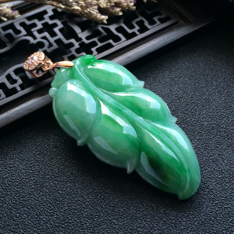 （超值推荐）糯冰种飘翠玉叶挂件