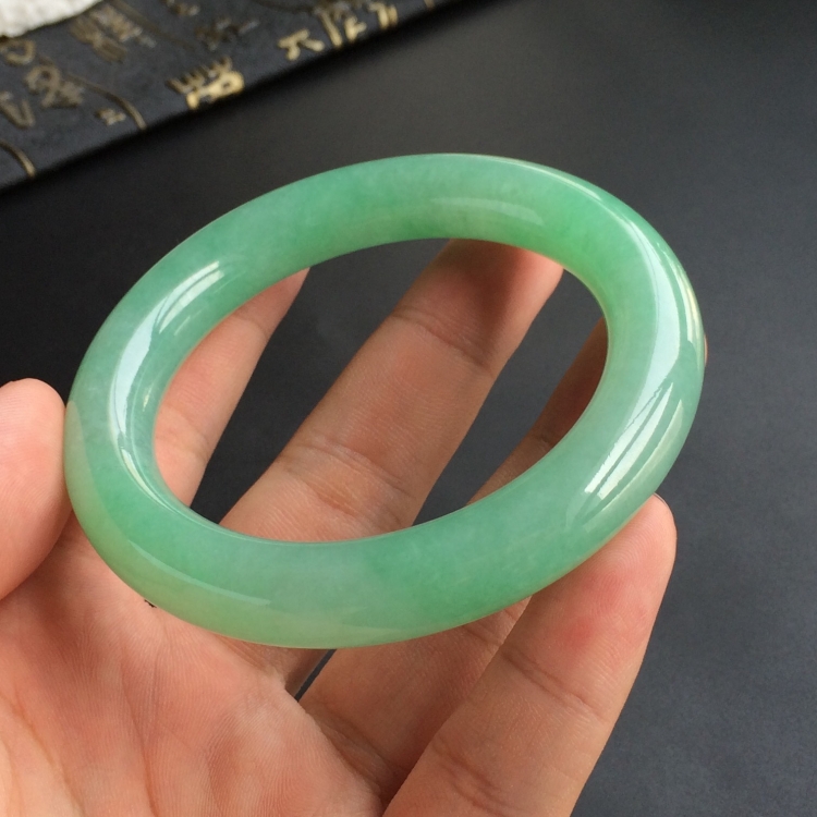 (超值推荐)糯冰种绿晴水圆条手镯(55.5mm)