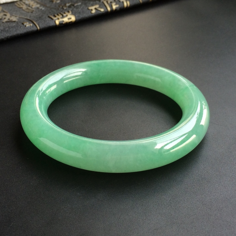 (超值推荐)糯冰种绿晴水圆条手镯(55.5mm)