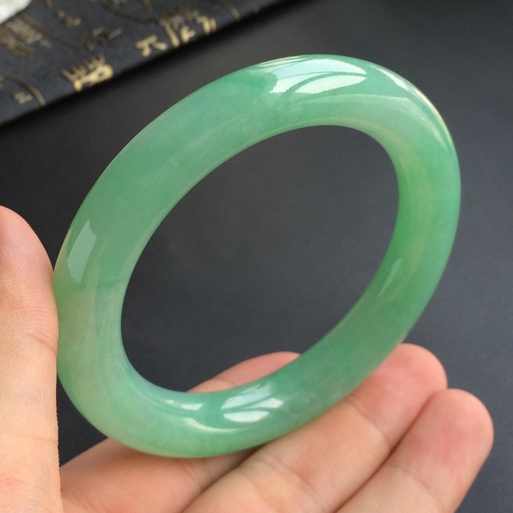 (超值推荐)糯冰种绿晴水圆条手镯(55.5mm)