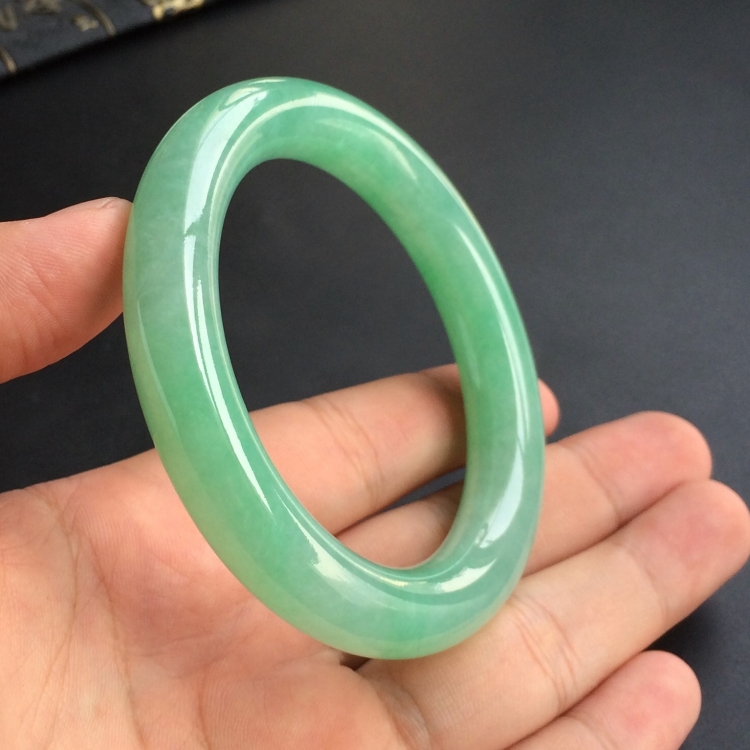 (超值推荐)糯冰种绿晴水圆条手镯(55.5mm)