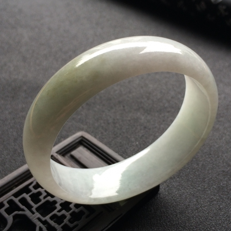 （超值推荐）糯冰种略飘翠贵妃镯（53mm-47.2mm）