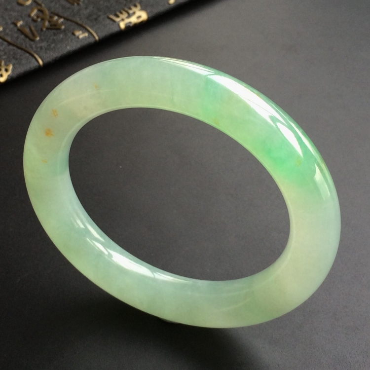 (超值推荐)糯冰种飘翠略带黄花圆条手镯(57.1mm)