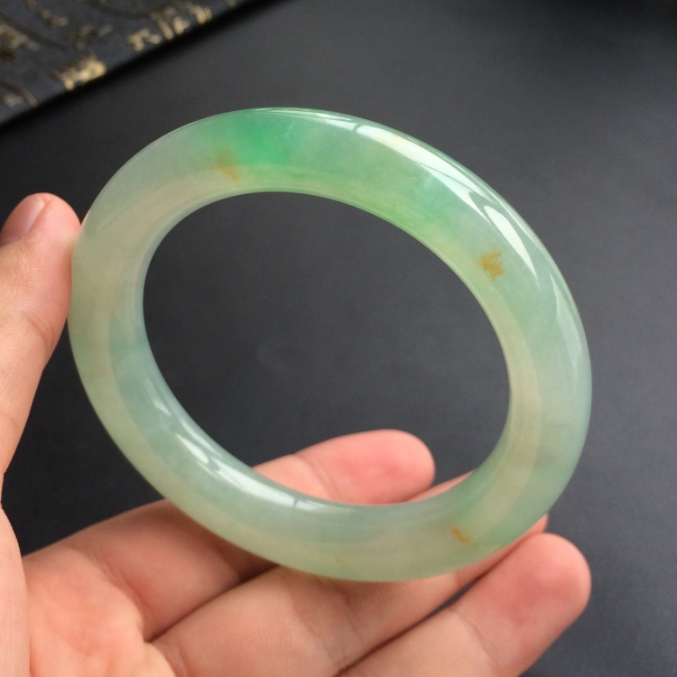 (超值推荐)糯冰种飘翠略带黄花圆条手镯(57.1mm)