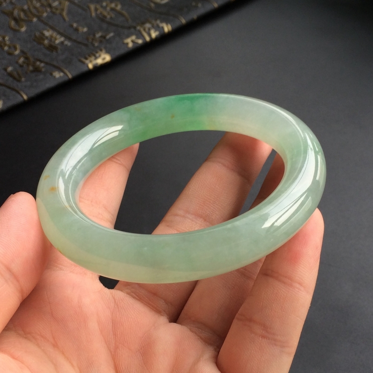 (超值推荐)糯冰种飘翠略带黄花圆条手镯(57.1mm)