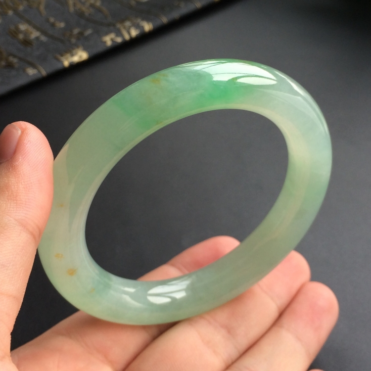 (超值推荐)糯冰种飘翠略带黄花圆条手镯(57.1mm)
