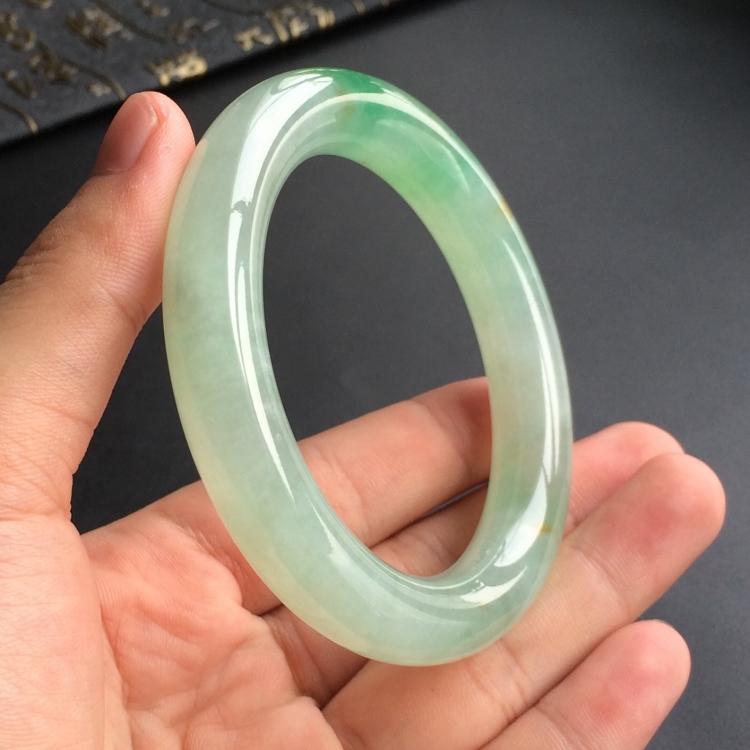 (超值推荐)糯冰种飘翠略带黄花圆条手镯(57.1mm)
