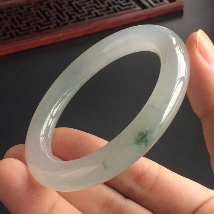 (超值推荐)糯冰种飘花圆条手镯(52.8mm)