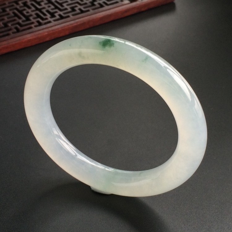 (超值推荐)糯冰种飘花圆条手镯(52.8mm)