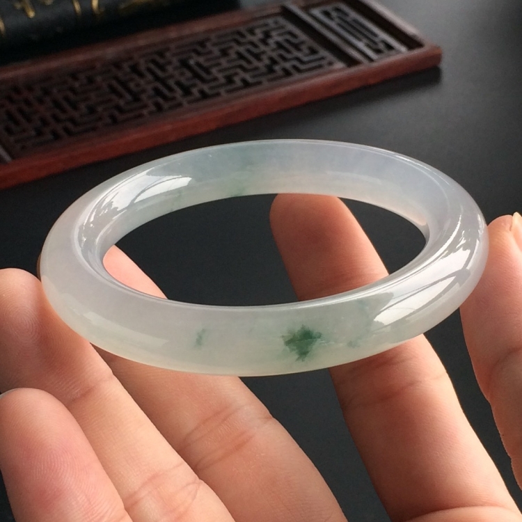 (超值推荐)糯冰种飘花圆条手镯(52.8mm)