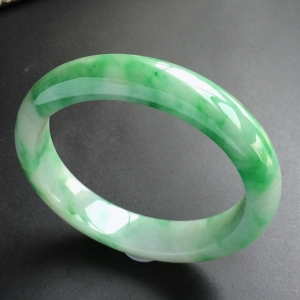(超值推荐)糯冰种飘翠手镯(55.8mm)