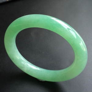 (超值推荐)糯冰种浅绿圆条手镯(57.4mm)