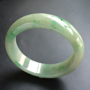 (超值推荐)糯冰种飘翠手镯(55.1mm)