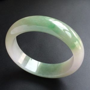 (超值推荐)糯冰种晴水略飘翠手镯(55.6mm)