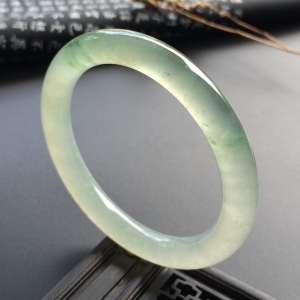 （超值推荐）冰种略飘花圆条手镯（55.3mm）