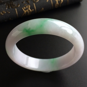 (超值推荐)糯冰种飘翠手镯(52.5mm)